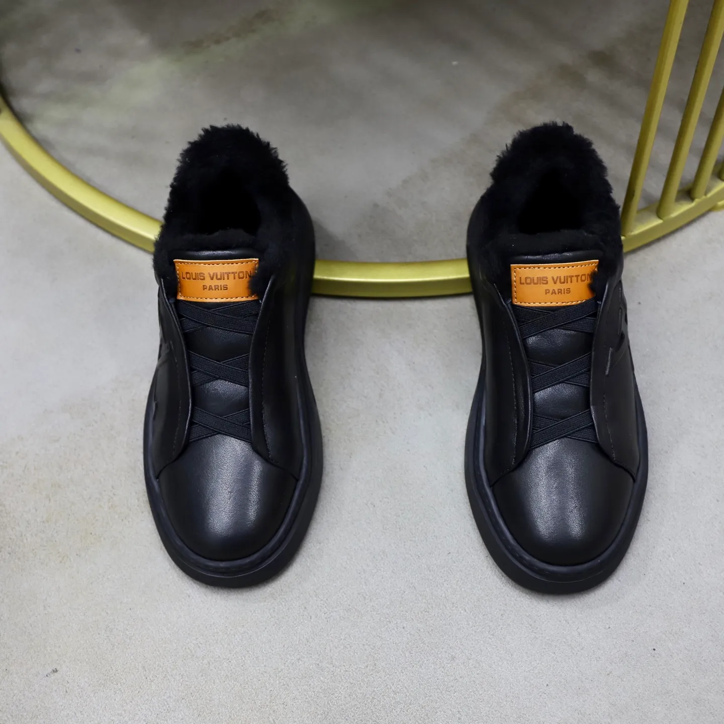 Ex-factory price: 500💰🙅‍♂️🙅‍♂️🙅‍♂️ Brand: LV Louis Vuitton Standard code: 38-44 (45 customized) Grade: Same as the official website Material: Original cowhide fabric Comfortable and warm wool lining Increased lightness, wear-resistant and soft outsole Style category: Men's fashionable casual shoes Running sneakers Distinguished luxury brand elements Top luxury Color: actual picture color